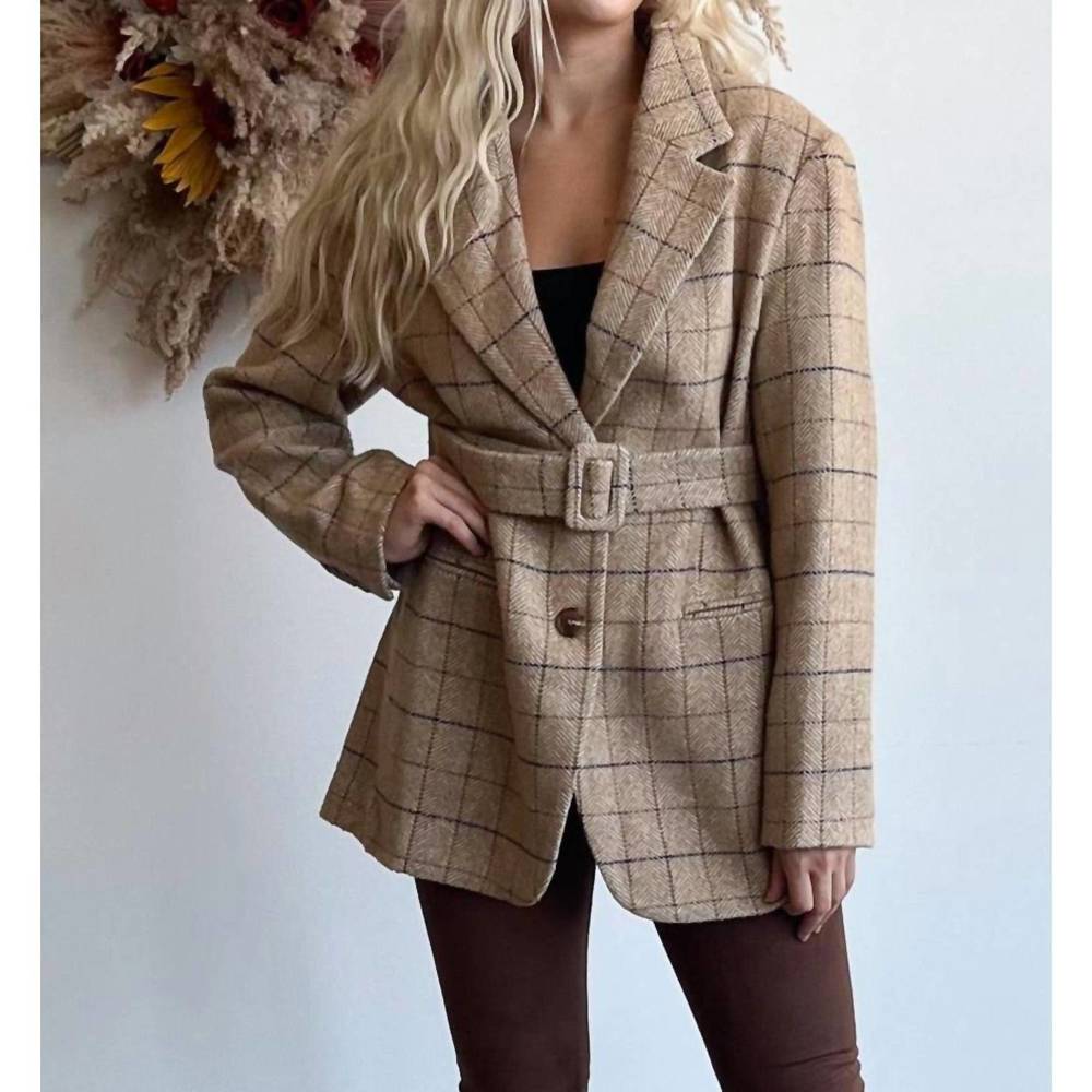 NEW ASTR lottie blazer in beige